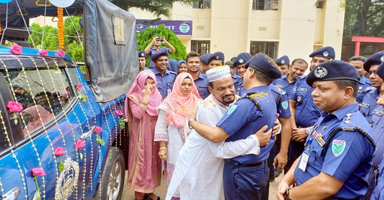 হবিগঞ্জে ফুল সুসজ্জিত গাড়িতে চরে অবসর গেলেন পুলিশ কনস্টেবল